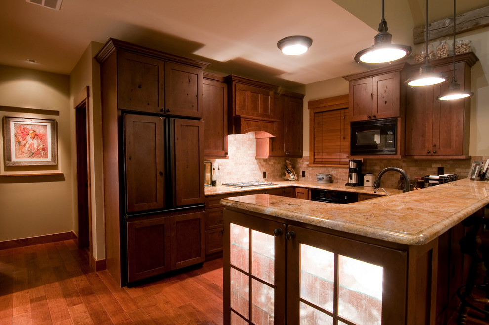 Mid-sized mountain style u-shaped open concept kitchen photo in Denver with an undermount sink, recessed-panel cabinets, medium tone wood cabinets, granite countertops, beige backsplash, ceramic backsplash, colored appliances, beige walls, engineered wood floors and a peninsula