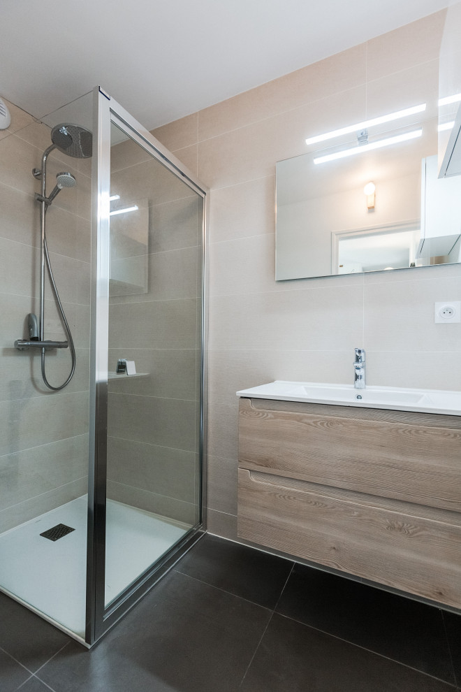 Foto de cuarto de baño único actual con suelo gris y ducha con puerta con bisagras