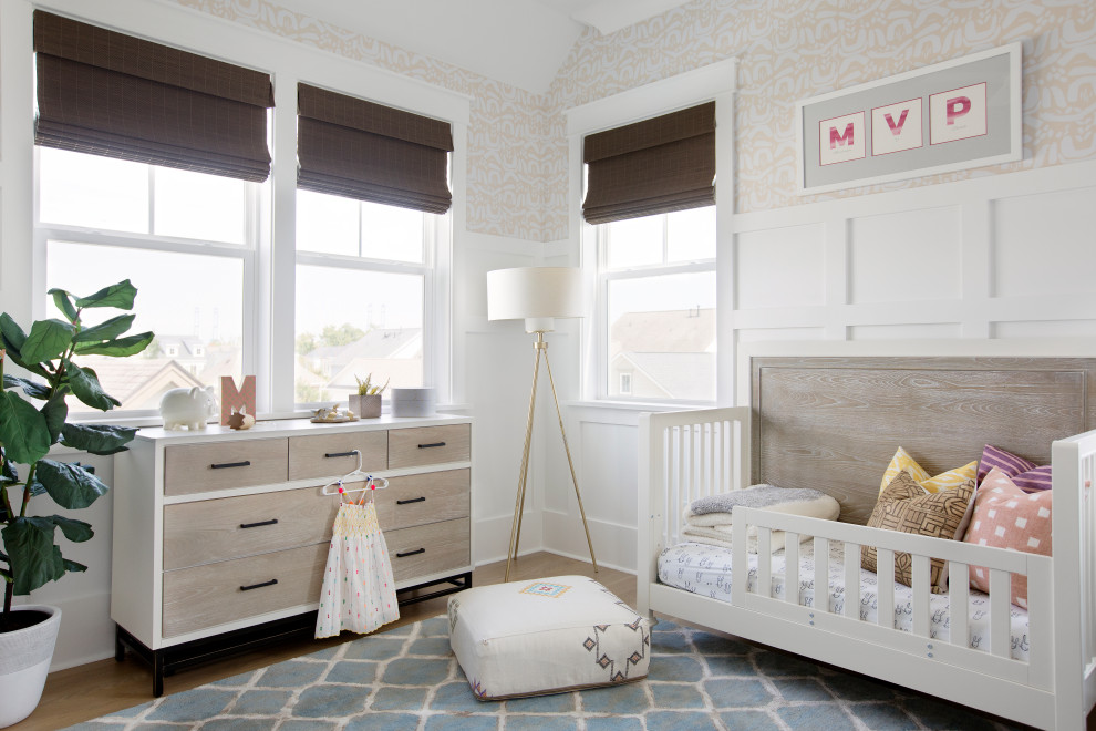 Idéer för ett maritimt barnrum kombinerat med sovrum, med beige väggar, mellanmörkt trägolv och brunt golv