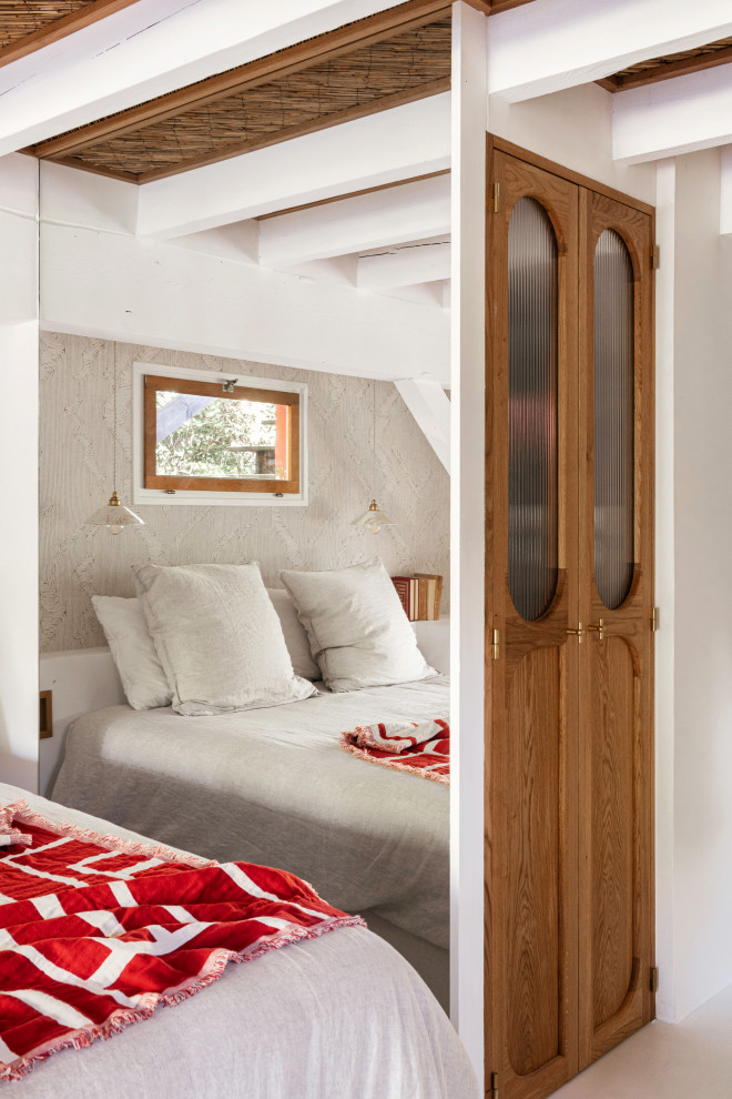 Esempio di una camera da letto mediterranea con pavimento in cemento, pavimento bianco, soffitto in legno e pareti in legno
