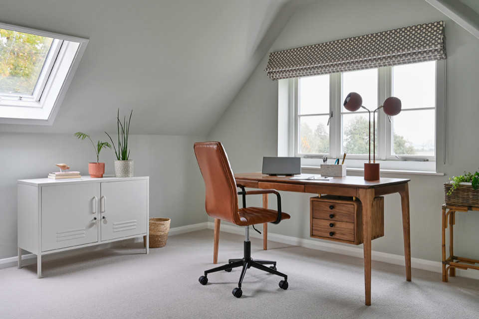 Immagine di un ufficio scandinavo di medie dimensioni con pareti blu, moquette, scrivania autoportante e pavimento beige