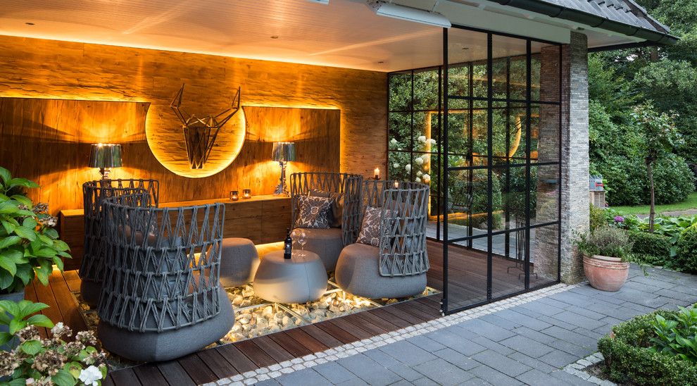 Großer Moderner Wintergarten mit dunklem Holzboden und normaler Decke in Bremen