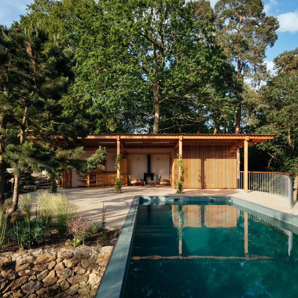 Moderner Pool hinter dem Haus in rechteckiger Form in Surrey