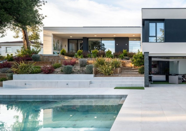 HAGE contemporary-pool