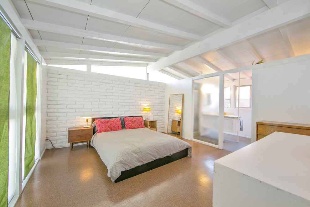 Photo of a mid-sized midcentury bedroom in Orange County with white walls.