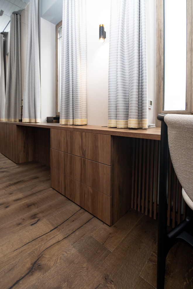 Меблировка спальни: шкаф, стеллаж и стол-подоконник