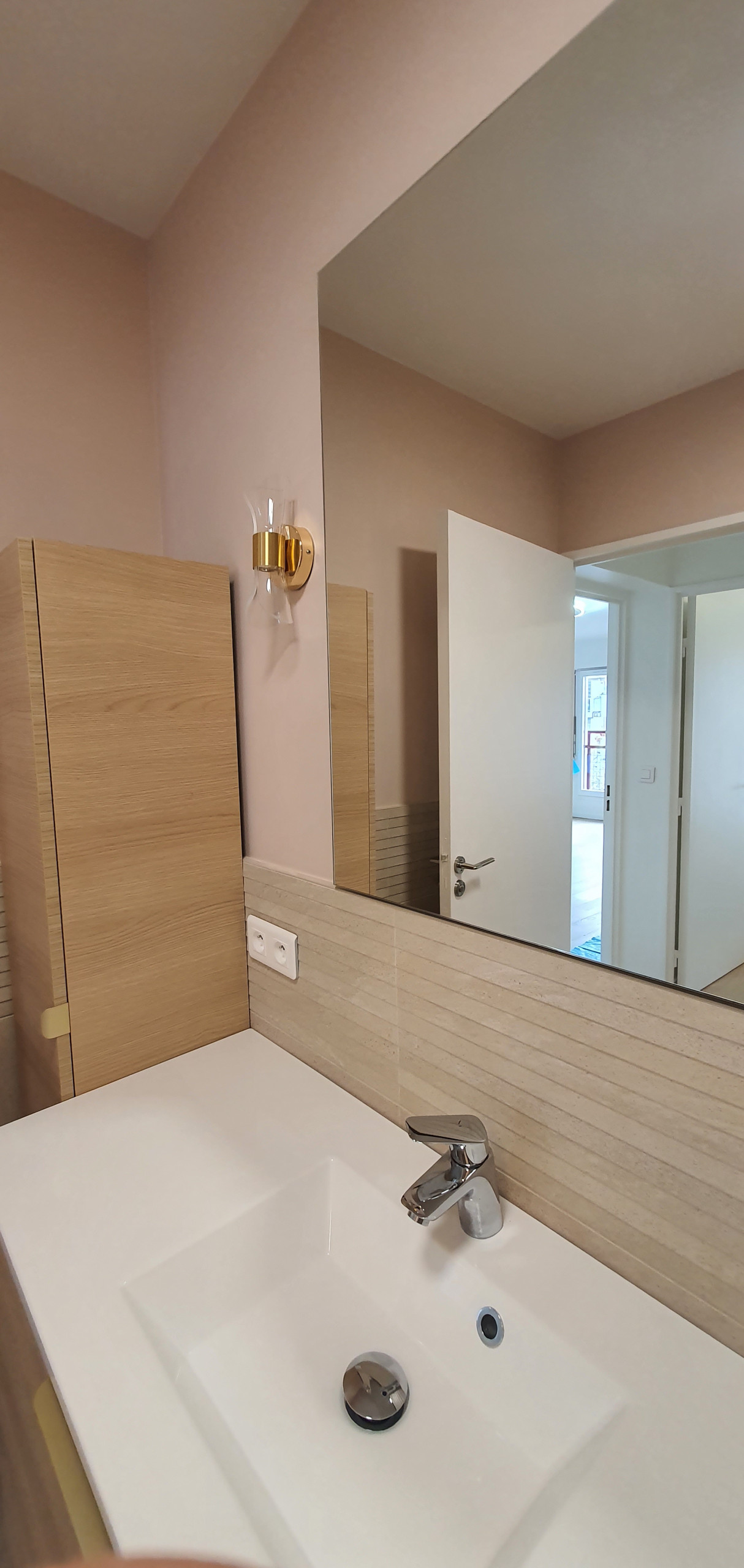 Salle de bain beige et rose, bois