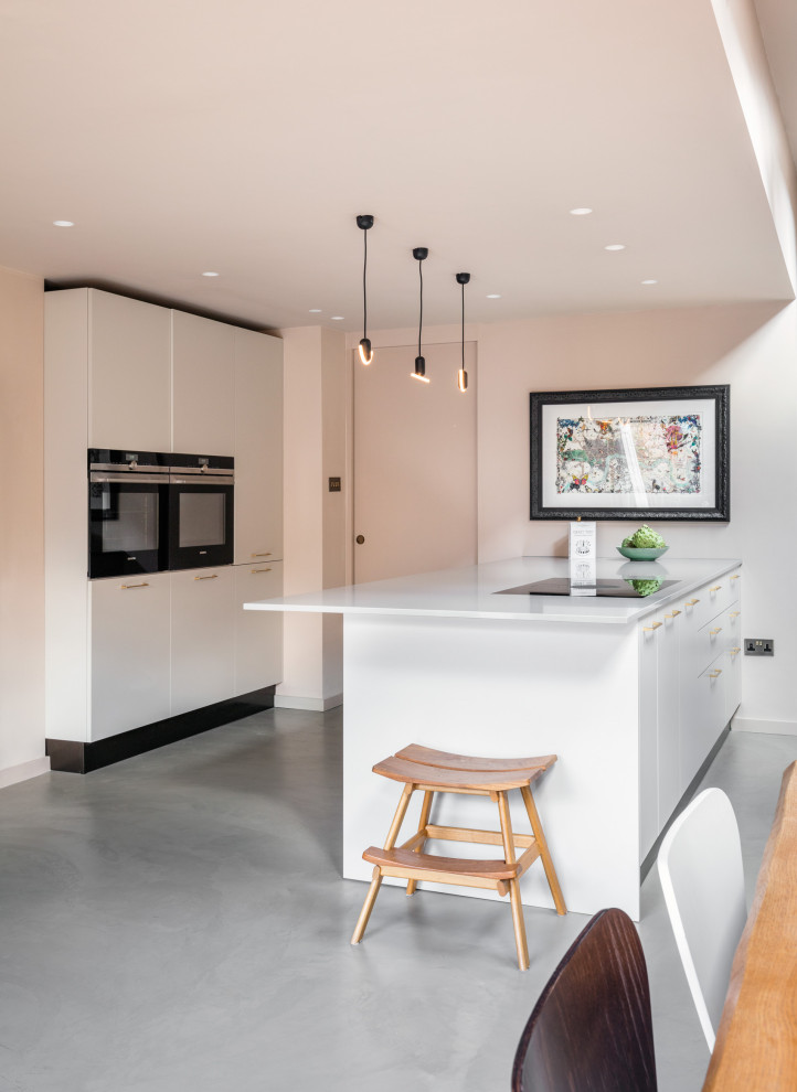 Esempio di una cucina eclettica di medie dimensioni con lavello sottopiano, ante lisce, ante grigie, top in quarzite, elettrodomestici neri e top grigio