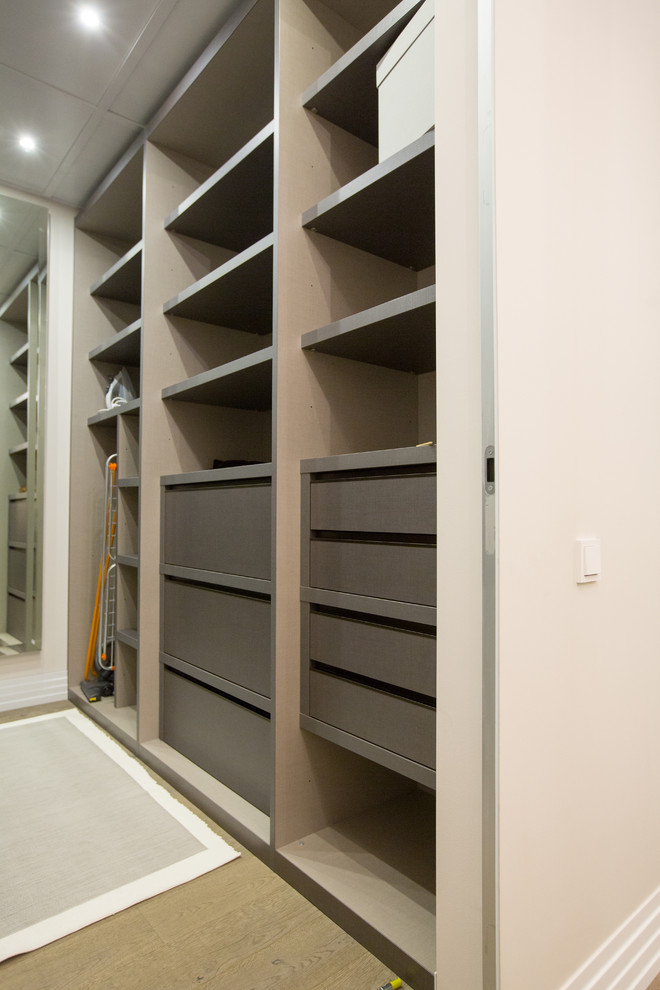 This is an example of a contemporary storage and wardrobe in Moscow.