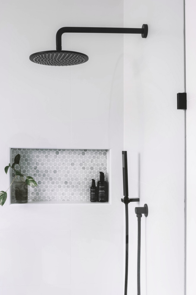 Design ideas for a modern bathroom in Gold Coast - Tweed.