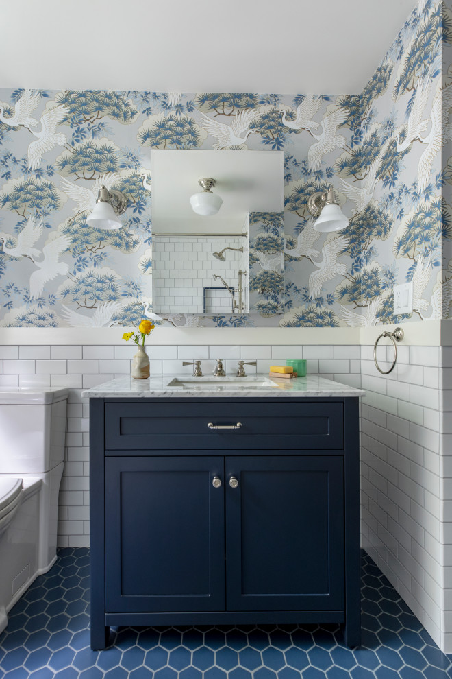 На фото: маленькая ванная комната в классическом стиле с фасадами в стиле шейкер, синими фасадами, ванной в нише, душем над ванной, раздельным унитазом, белой плиткой, плиткой кабанчик, разноцветными стенами, полом из керамической плитки, врезной раковиной, столешницей из искусственного кварца, синим полом, шторкой для ванной, белой столешницей, нишей, тумбой под одну раковину, напольной тумбой и обоями на стенах для на участке и в саду