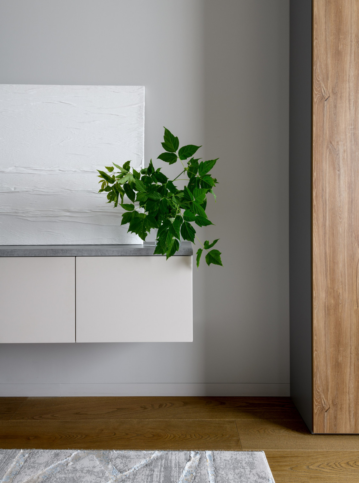 Натуральные материалы в интерьере трехкомнатной квартиры