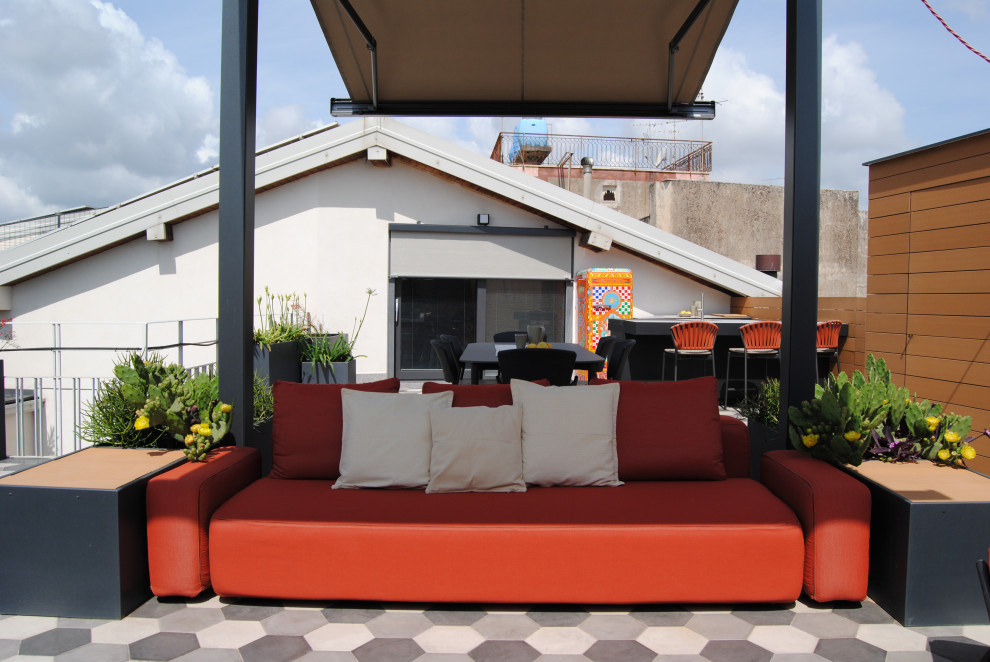 Свежая идея для дизайна: двор среднего размера в средиземноморском стиле с настилом - отличное фото интерьера
