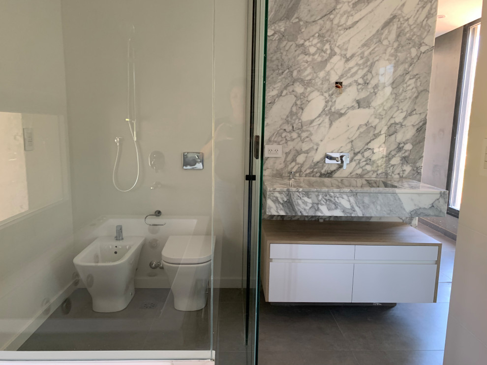 Exempel på ett modernt badrum, med ett badkar i en alkov, en kantlös dusch, betonggolv, ett integrerad handfat, marmorbänkskiva, grått golv och dusch med gångjärnsdörr
