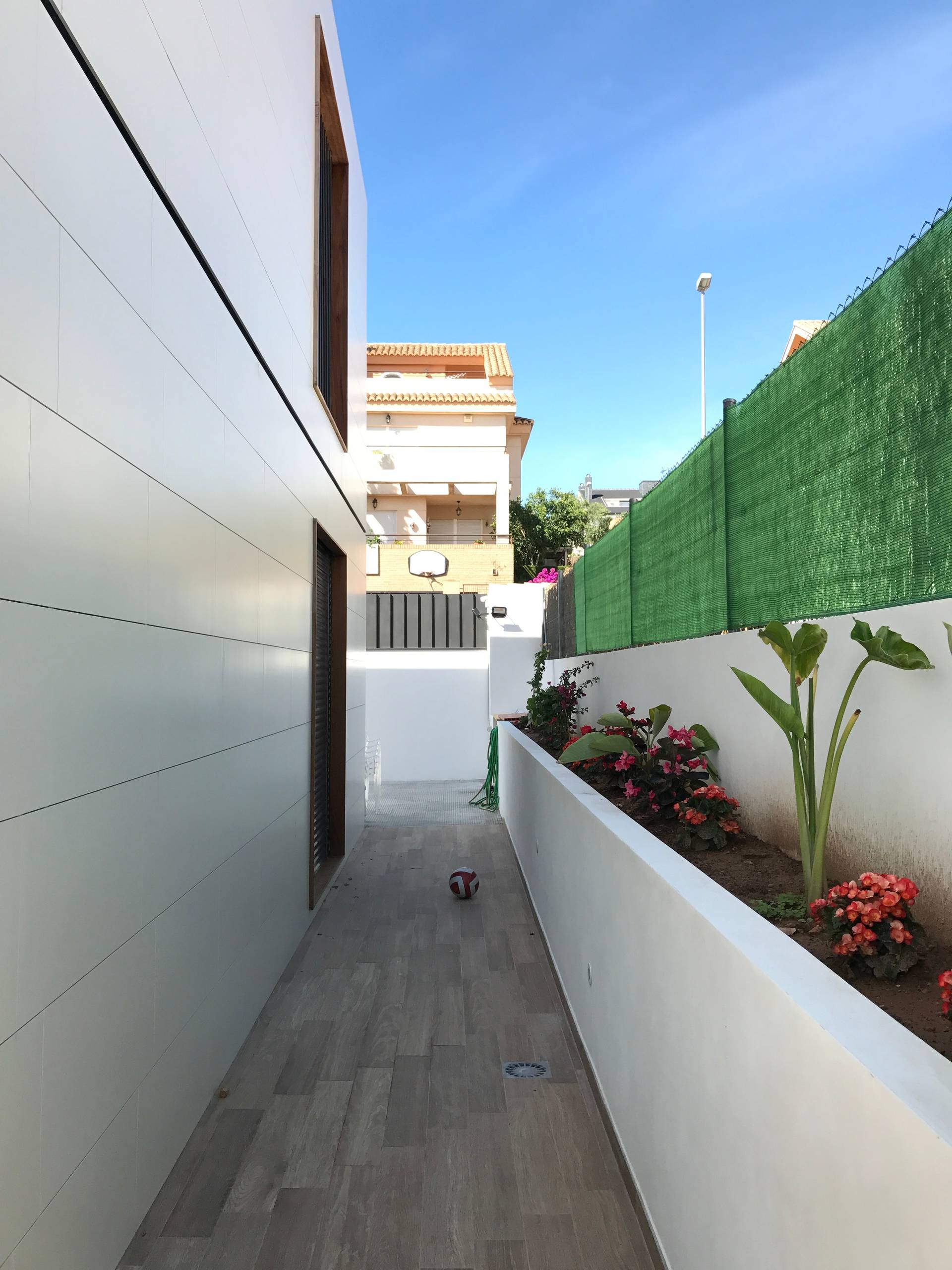 Piscina y urbanización exterior. Parcela Godella