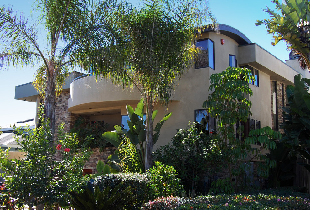 Contemporary two-storey exterior in San Diego.