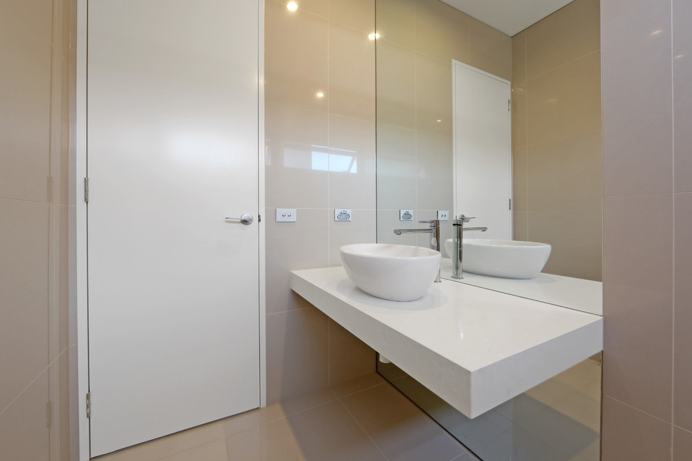 Photo of a contemporary bathroom in Melbourne.