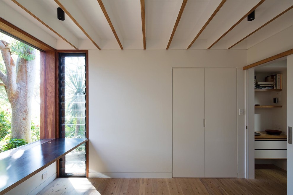 Photo of a contemporary home office in Sydney.