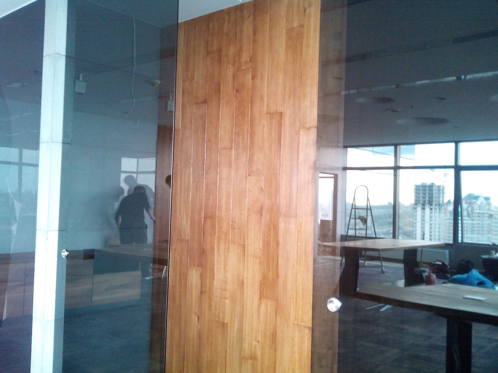 Использование напольных материалов для отделки стен.