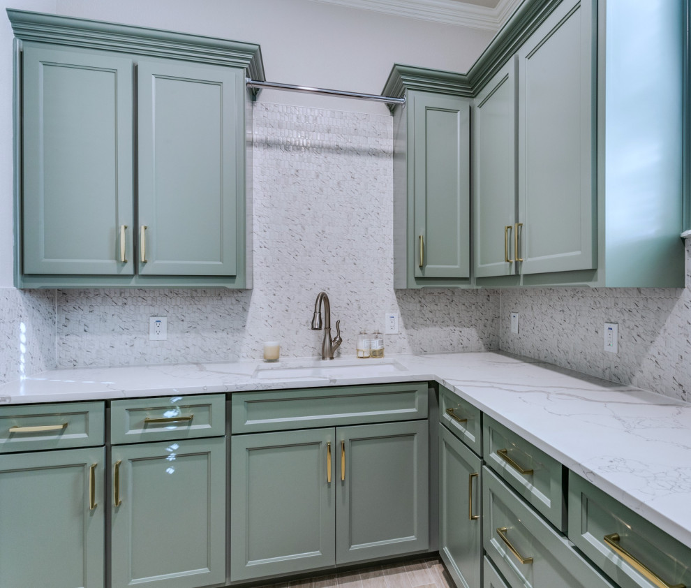 Laundry room - transitional laundry room idea in Dallas