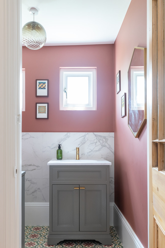 На фото: главная ванная комната среднего размера в викторианском стиле с белыми фасадами, керамической плиткой, розовыми стенами, полом из керамической плитки, разноцветным полом и тумбой под одну раковину