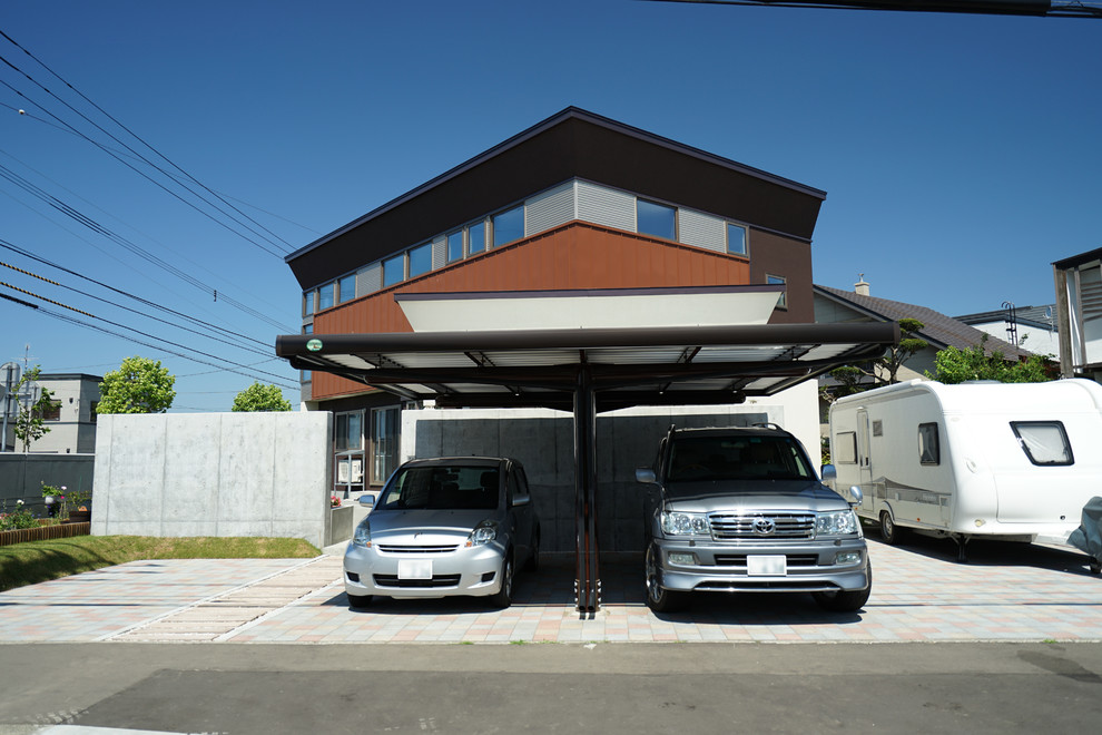 This is an example of a mid-sized asian detached three-car garage in Sapporo.
