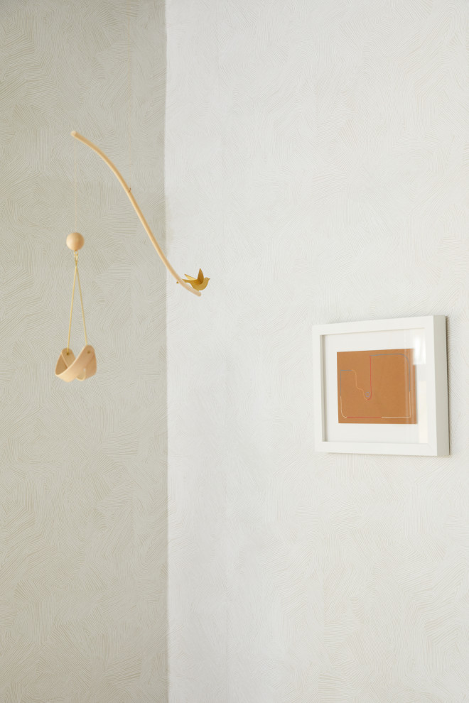 Exemple d'une petite chambre de bébé neutre sud-ouest américain avec un mur beige, un sol en bois brun, un sol marron, un plafond en bois et du papier peint.
