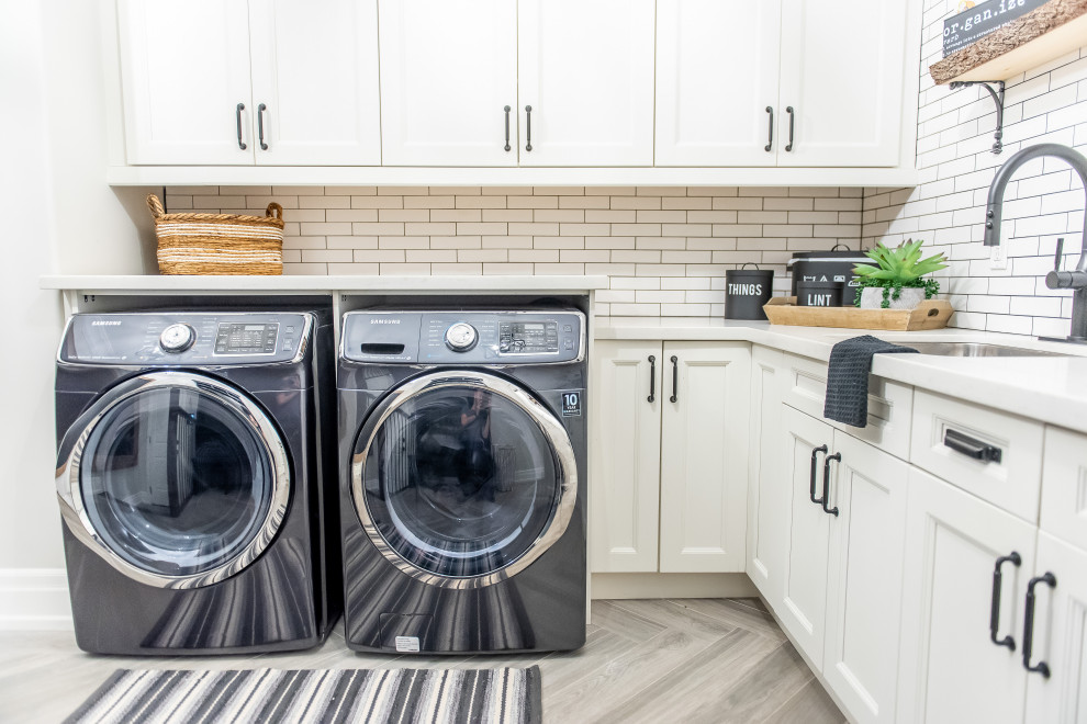 Home design - transitional home design idea in Toronto
