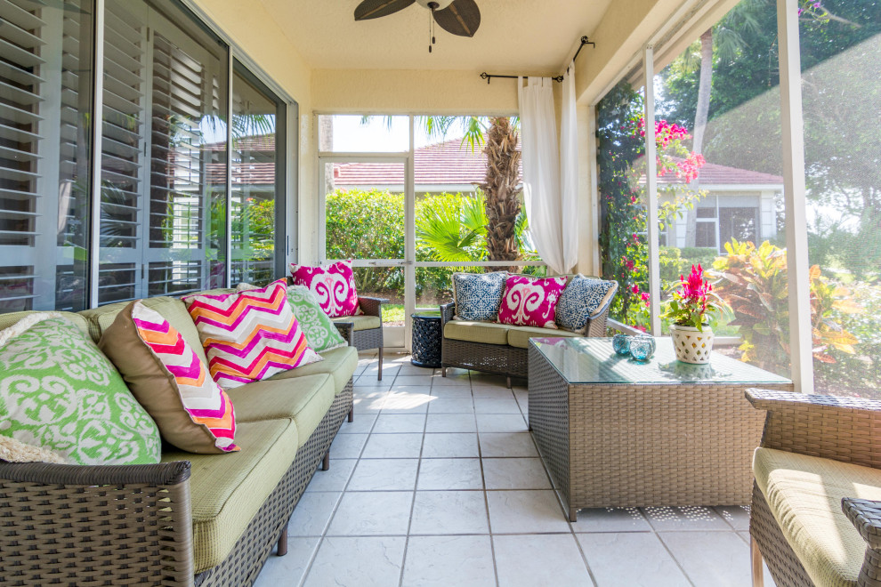 Idee per una veranda tropicale con pavimento con piastrelle in ceramica e pavimento beige