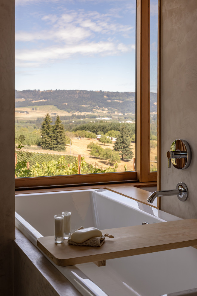 Mittelgroßes Modernes Badezimmer En Suite mit Einbaubadewanne, beiger Wandfarbe, Betonboden und grauem Boden in Portland