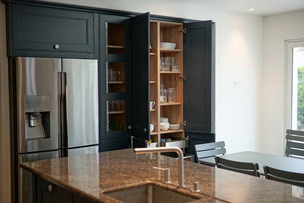 Exempel på ett mycket stort klassiskt brun brunt kök och matrum, med en integrerad diskho, blå skåp, granitbänkskiva, färgglada vitvaror, klinkergolv i keramik och en köksö