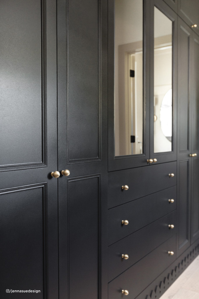 Idées déco pour une petite armoire encastrée classique neutre avec un placard à porte shaker, des portes de placard noires, parquet clair et un plafond en papier peint.