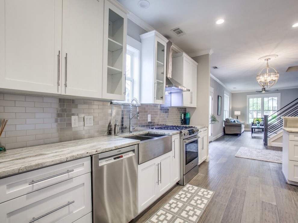 Kitchen - transitional kitchen idea in Dallas
