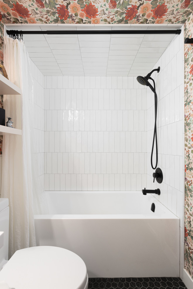 Идея дизайна: маленькая ванная комната в скандинавском стиле с плоскими фасадами, бежевыми фасадами, ванной в нише, душем над ванной, раздельным унитазом, белой плиткой, плиткой кабанчик, душевой кабиной, врезной раковиной, столешницей из искусственного кварца, черным полом, шторкой для ванной, белой столешницей, тумбой под одну раковину, встроенной тумбой, потолком с обоями и обоями на стенах для на участке и в саду
