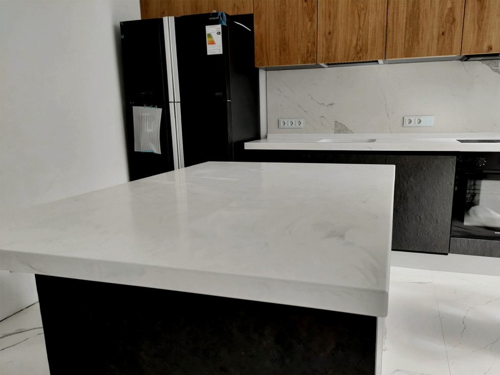Пример оригинального дизайна: параллельная кухня среднего размера в современном стиле с обеденным столом, монолитной мойкой, столешницей из акрилового камня, островом и белой столешницей