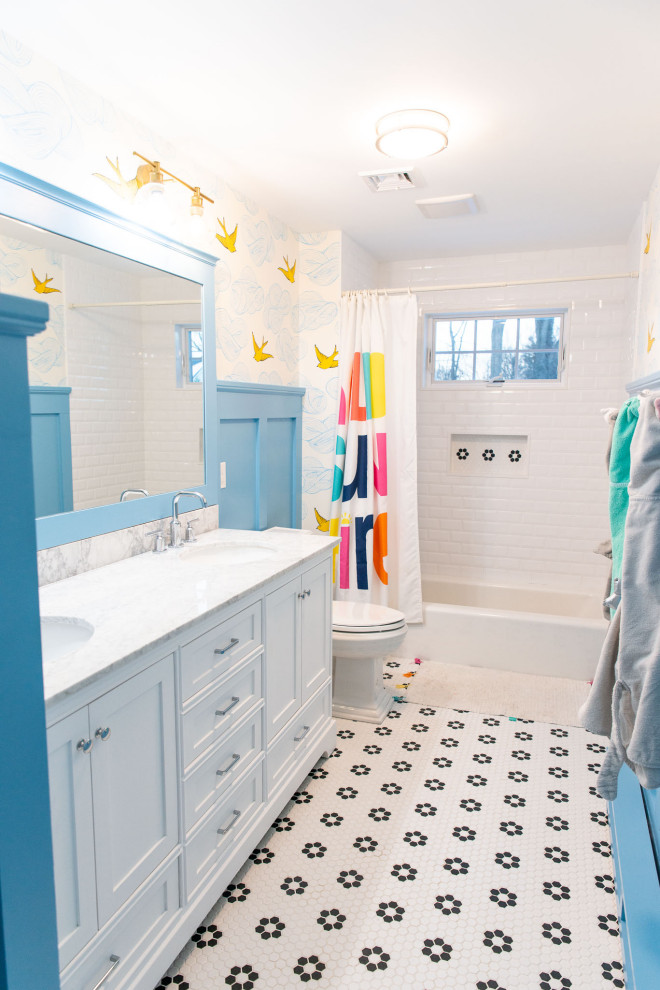 Источник вдохновения для домашнего уюта: детская ванная комната среднего размера в стиле неоклассика (современная классика) с фасадами в стиле шейкер, белыми фасадами, накладной ванной, душем над ванной, унитазом-моноблоком, синими стенами, полом из керамической плитки, раковиной с пьедесталом, столешницей из искусственного кварца, разноцветным полом, шторкой для ванной, белой столешницей, тумбой под две раковины, встроенной тумбой и обоями на стенах
