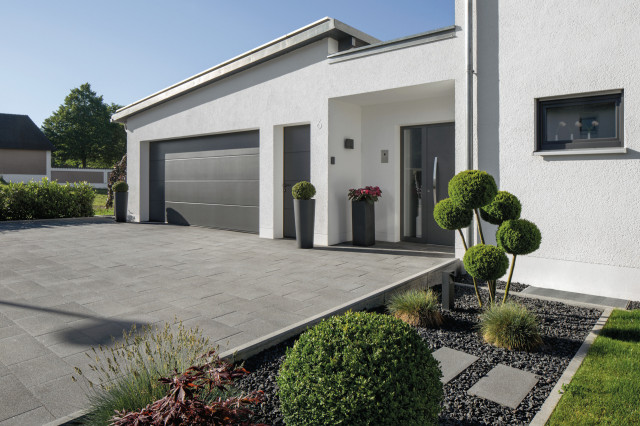 Moderne Zufahrt Terrasse Minimalistisch Garage Nürnberg von