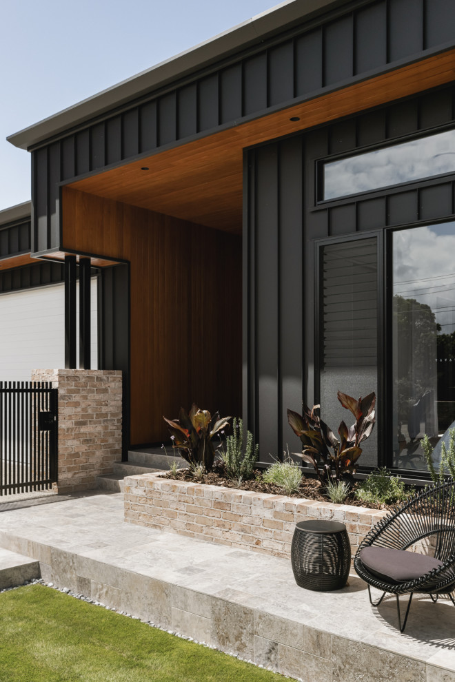 This is an example of a mid-sized contemporary exterior in Sunshine Coast.