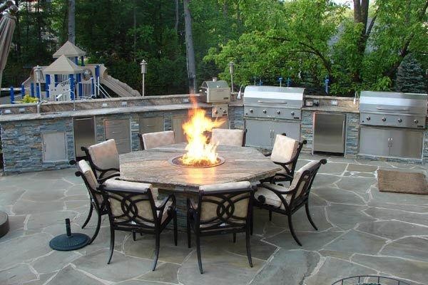 Outdoor Kitchen with Fire Pit Table klassisk-gaardhave