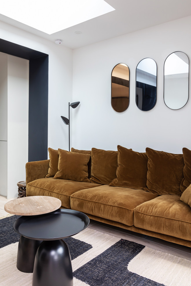 Foto di un soggiorno minimal di medie dimensioni e aperto con pareti bianche, parquet chiaro, nessun camino, TV autoportante e pavimento beige