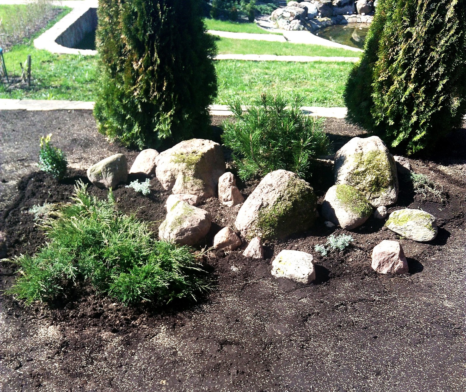 Реконструкция старых клумб, восстановление газонов