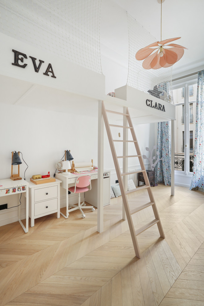 Inspiration för ett mellanstort funkis barnrum kombinerat med sovrum, med vita väggar, ljust trägolv och vitt golv