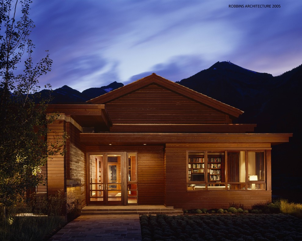 Transitional home design photo in Jackson