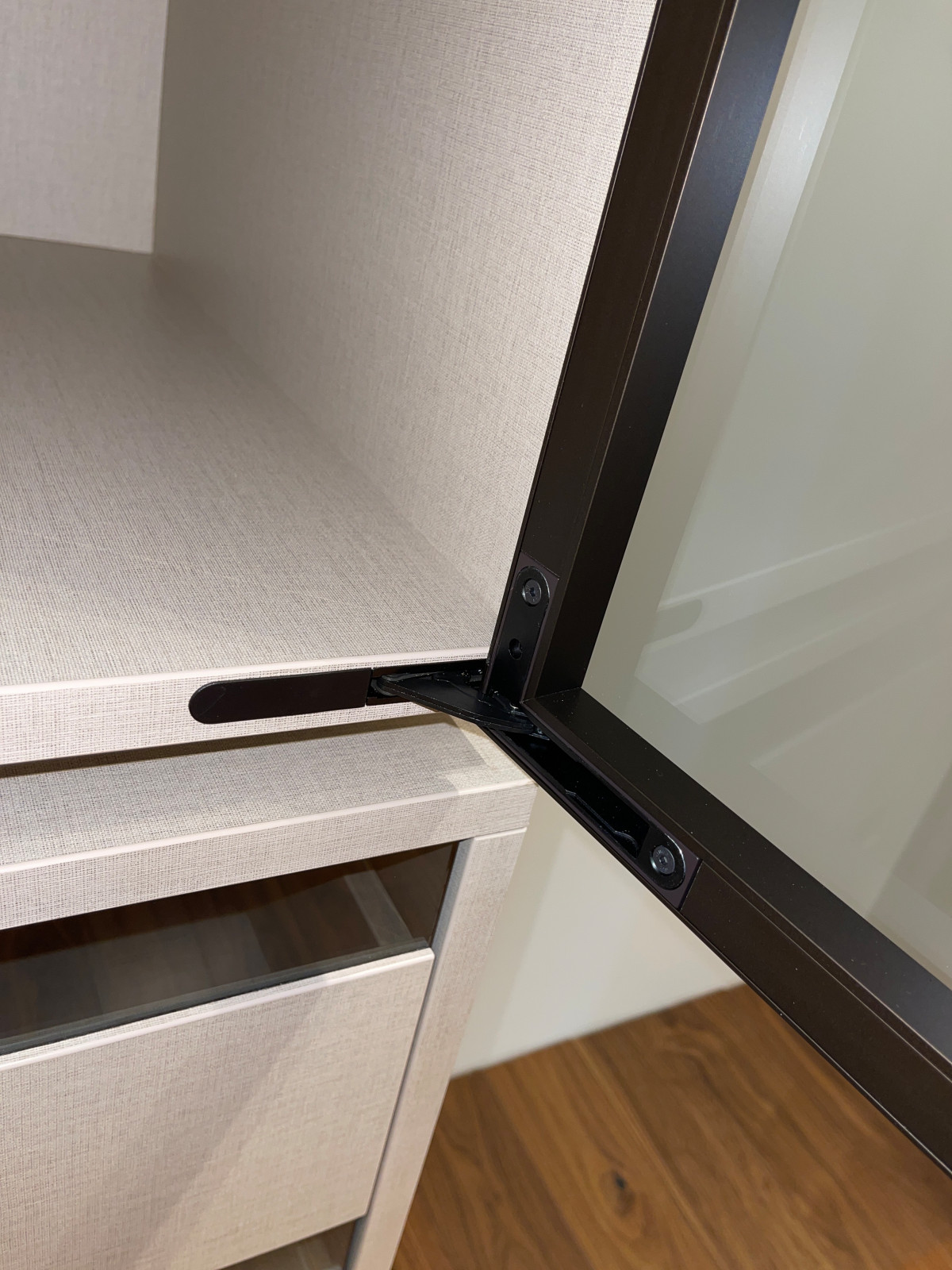 Распашной шкаф с системой RPE raumplus и Гардеробная система UNO raumplus