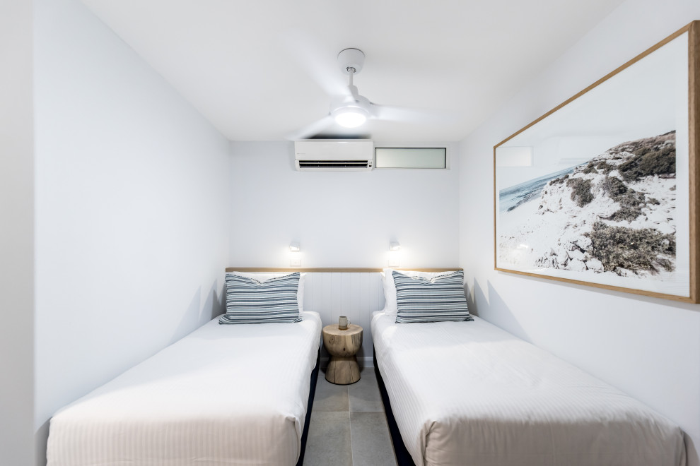 Пример оригинального дизайна: маленькая гостевая спальня (комната для гостей) в морском стиле с белыми стенами для на участке и в саду