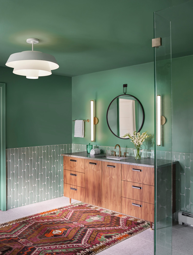 На фото: большой главный совмещенный санузел в стиле модернизм с плоскими фасадами, коричневыми фасадами, отдельно стоящей ванной, угловым душем, унитазом-моноблоком, зеленой плиткой, керамической плиткой, зелеными стенами, полом из терраццо, врезной раковиной, столешницей из кварцита, белым полом, душем с распашными дверями, серой столешницей, тумбой под две раковины, напольной тумбой и обоями на стенах с