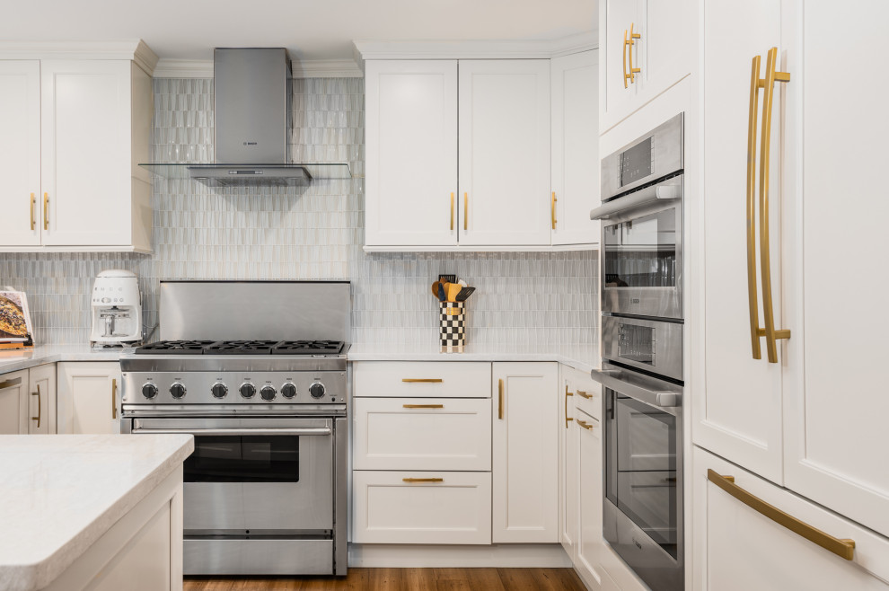 Idéer för ett mellanstort modernt vit kök, med en rustik diskho, luckor med infälld panel, vita skåp, bänkskiva i kvarts, grått stänkskydd, stänkskydd i keramik och rostfria vitvaror