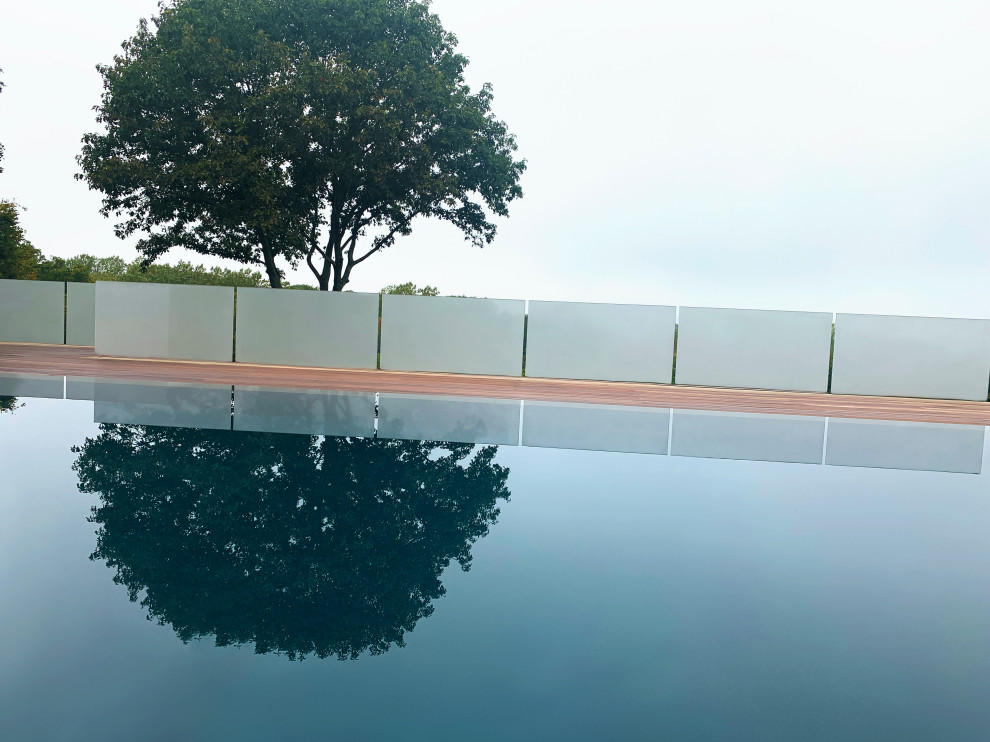 Cette image montre une piscine minimaliste.