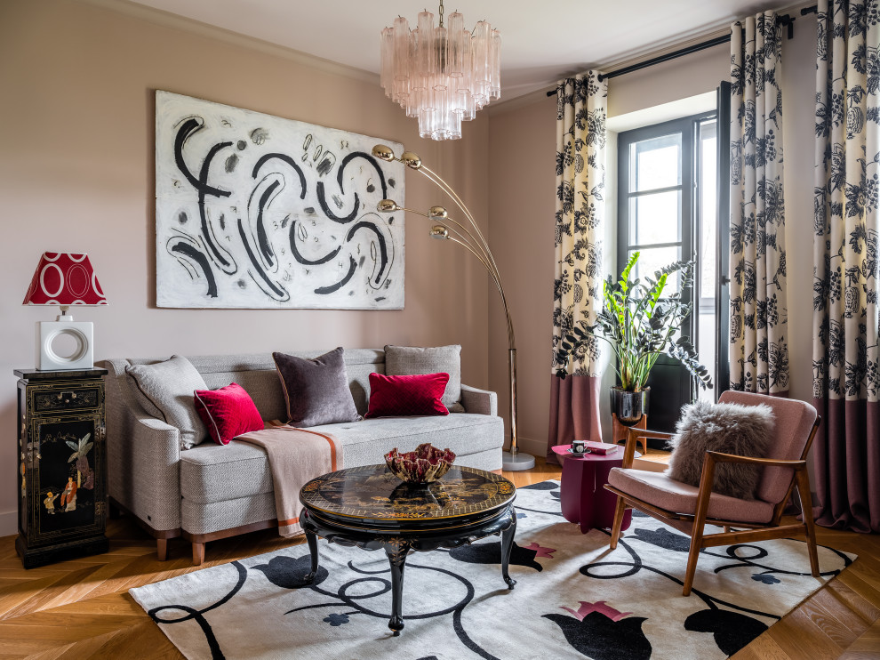 Источник вдохновения для домашнего уюта: гостиная комната среднего размера в стиле неоклассика (современная классика) с розовыми стенами и паркетным полом среднего тона