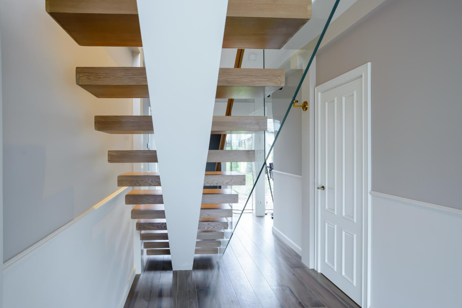 Парящая лестница на монокосоуре из массива дуба со стеклянным ограждением